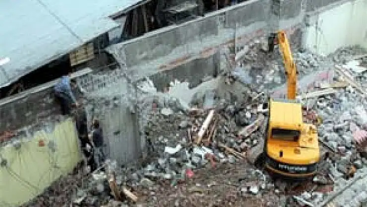 Dikkat Çatıda İş Makinesi Var