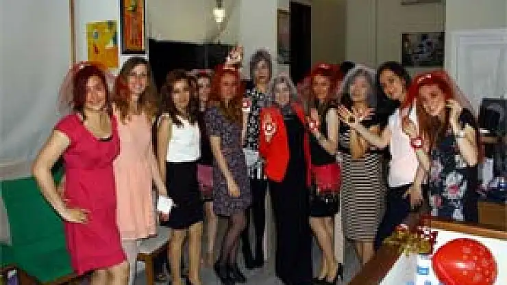 Kız Öğrencilerin Mezuniyet Kınası