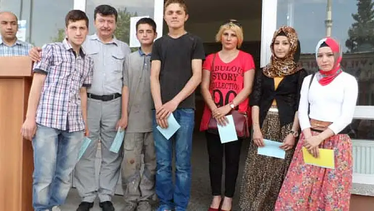 MESLEKİ EĞİTİMDE KARNE SEVİNCİ