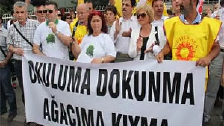 Okullarının Yıkılmasını İstemeyen Öğrenci Ve Veliler Yol Kapattı