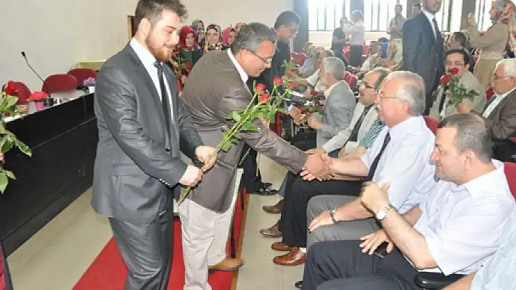 KEP FIRLATMADILAR, GÜL DAĞITTILAR