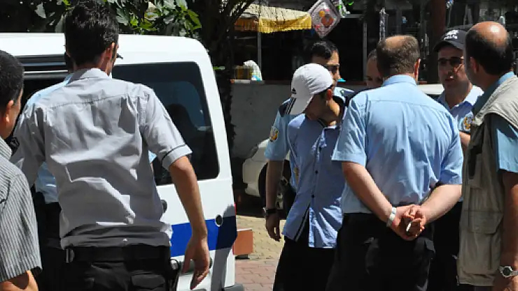 ZİRAAT BANKASI GÜVENLİĞİNİN SİLAHINI ÇALDI KAÇTI...