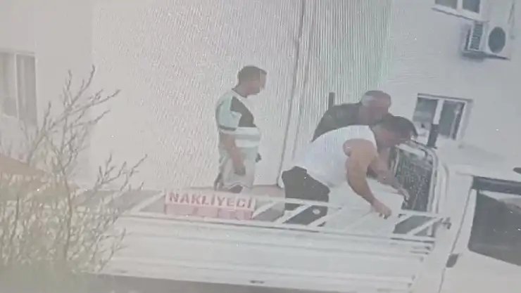 3,5 dakikada tüm eşyaları götürdü