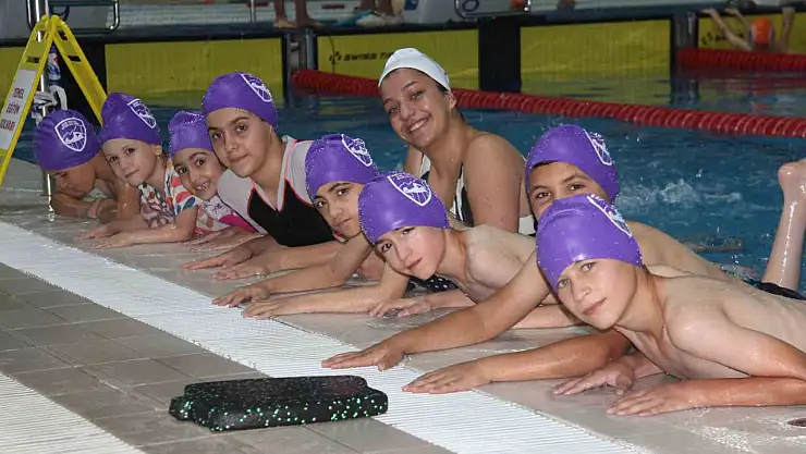 3 bin kişiye yüzme öğretiliyor