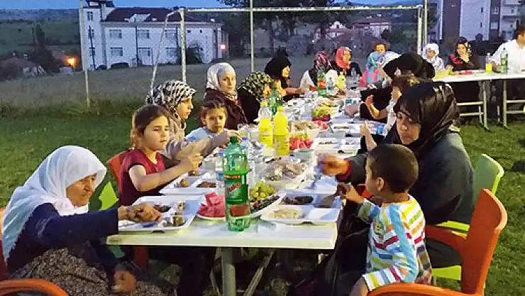 MÜFTÜLÜK, SURİYE'Lİ AİLELERE İFTAR VERDİ