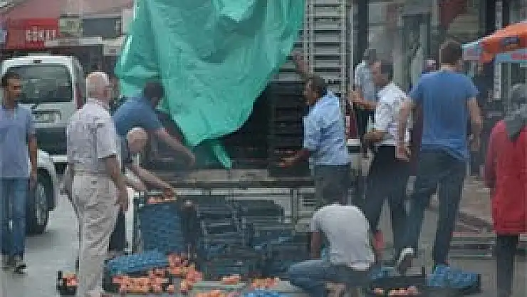 Şeftaliler Trafiği Kapattı