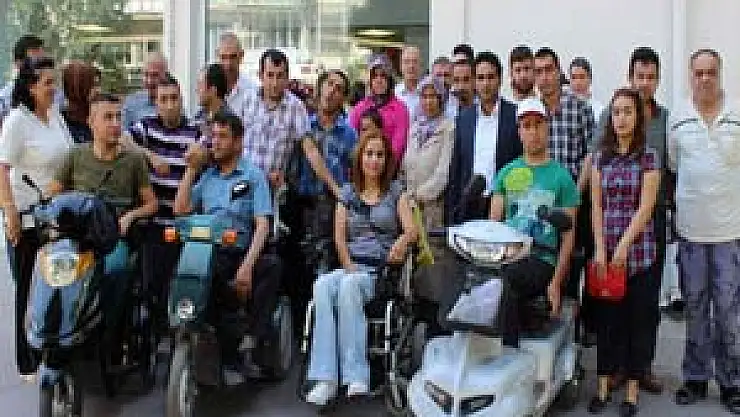 Engelliler, üç aylıklarını Başbakan Erdoğan'a destek için gönderdi