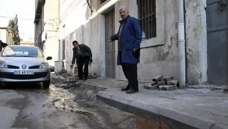 Kanalizasyon 2 gündür sokağa akıyor