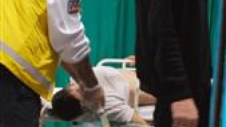 Jiletle bileklerini kesen genç hastaneye kaldırıldı