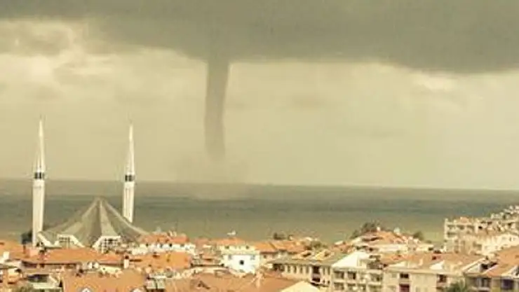 Karadeniz'de hortum ve sağanak yağış