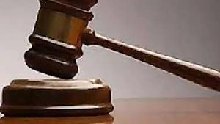 TAHLİYE EDİLMEYİNCE DURUŞMA SALONUNDA BAYILDI