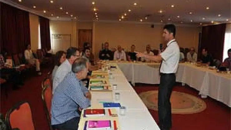 REKTÖR AKAN'DAN EĞİTİM ELEŞTİRİSİ