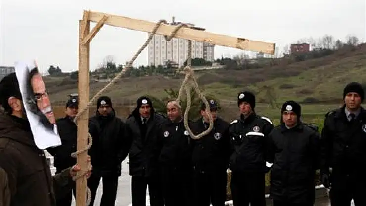 Öğrenciler kendilerini darağacına astı