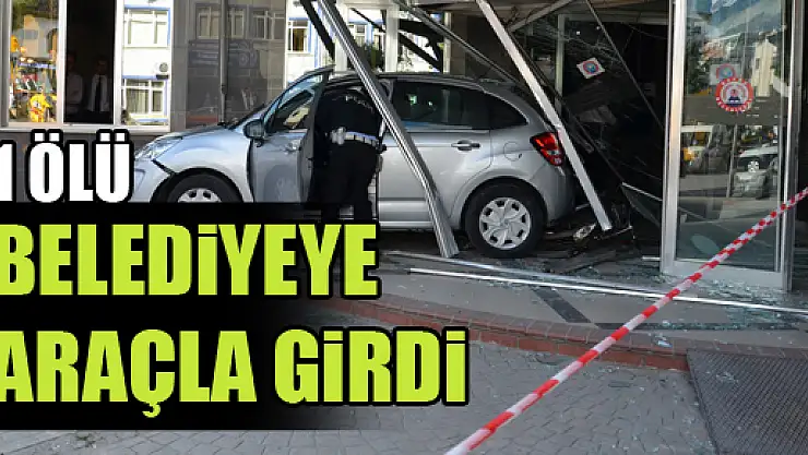 Otomobil Belediye Binasına Girdi: 1 Ölü