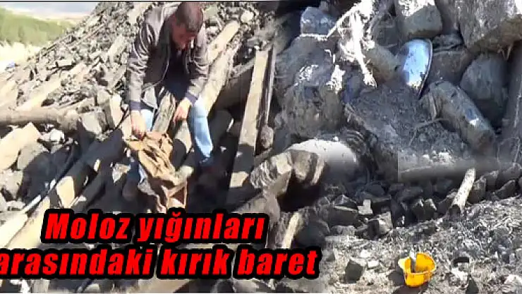 Moloz yığınları arasındaki kırık baret ve ezilmiş vagonlar
