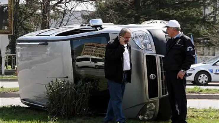 Kamyonet orta refüje devrildi