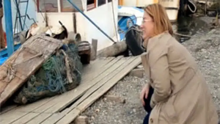 BAFRA'DA DENİZDE KAYBOLAN BALIKÇININ KIZI BABASINA AĞITLAR YAKTI