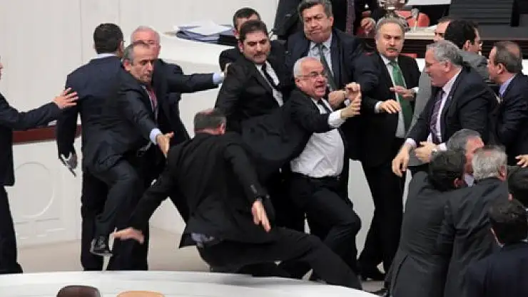 Meclis'te yine kavga çıktı!