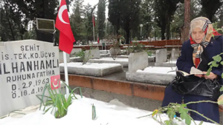 23 yıldır Her Cuma oğlunu ziyaret ediyor