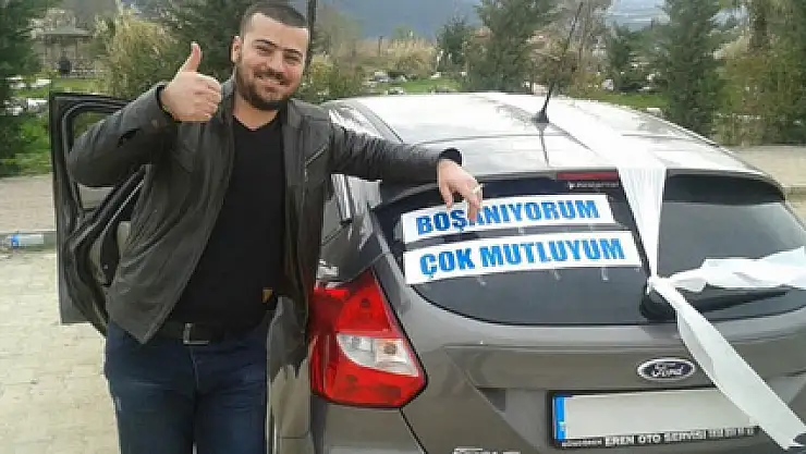 Düğüne gider gibi boşanmaya gitti