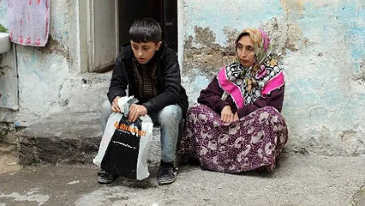 Öğretmenine elektriklerinin kesik olduğunu söylemeye utanıyor