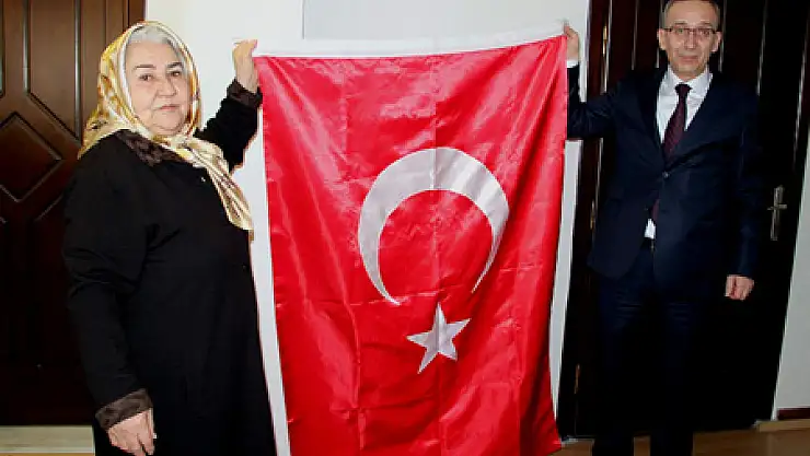 'BAYRAK ANA' Samsun'a Bayrak Getirdi