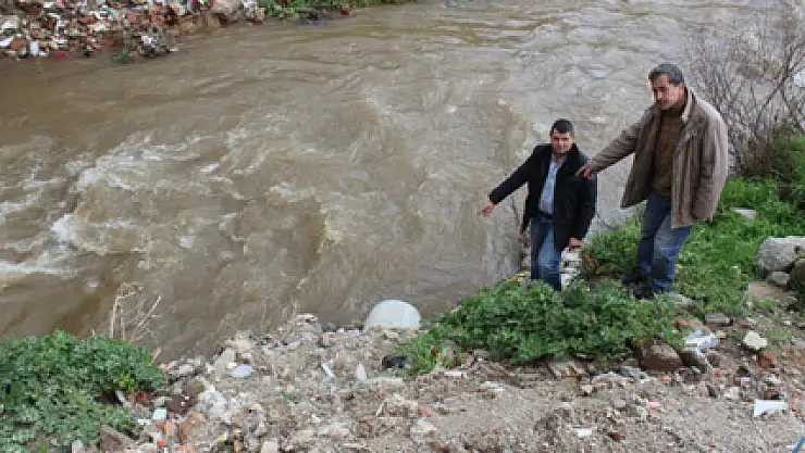 Menderes nehri böyle kirletiliyor, kimse 'dur' diyemiyor