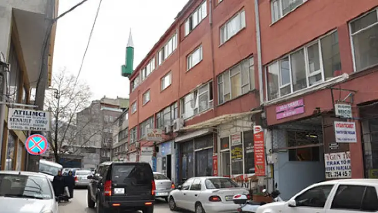 İş hanının çatısındaki minare görenleri şaşırtıyor