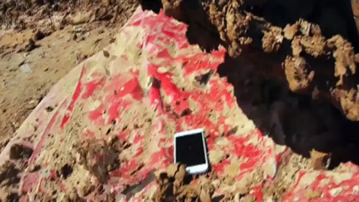 iPhone 6'nın üzerinden tankla geçtiler