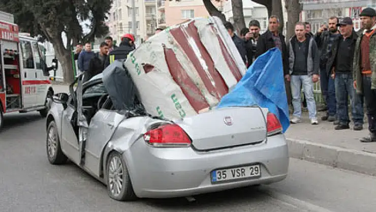 Alüminyum rulo otomobilin üstüne düştü: 2 yaralı