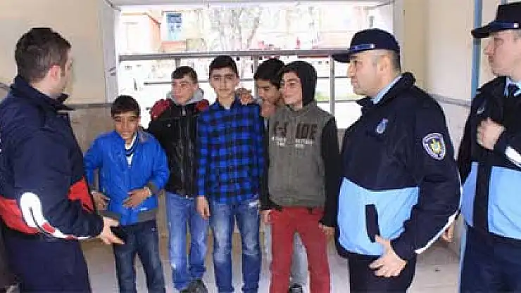 Okula gitmeyip gezmeye çıkan öğrencilerin macerası asansörde bitti