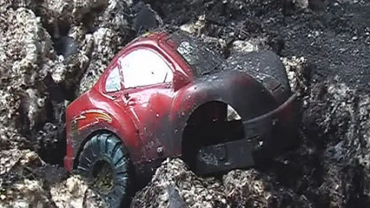 Yangın tüplü, kürekli okul hırsızı