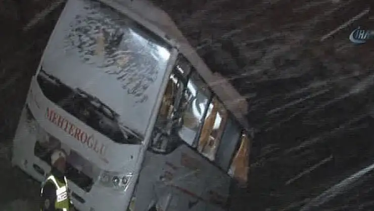 MHP kurultayından dönen midibüs çaya uçtu: 29 yaralı