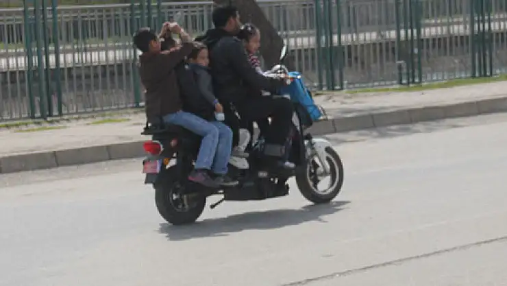 İki kişilik motorda beş kişi