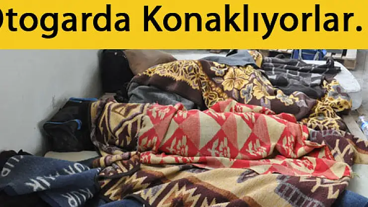 Otogarda konaklayan aileler yardım bekliyor