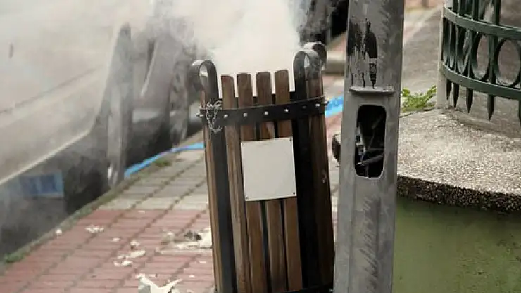 Camii önünde bomba patladı