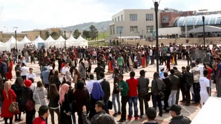 Uluslararası Öğrencilerden Coşkulu 40. Yıl Şenliği