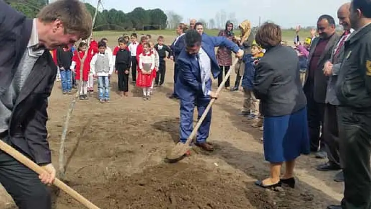 MİLLİ EĞİTİM MÜDÜRÜ FİDAN DİKTİ