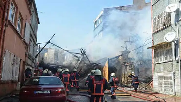 Fatih'te alev alev yanan tarihi bina çöktü