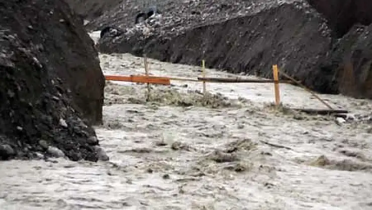 Vezirköprü'de Uluçay Deresi Geçit Vermiyor