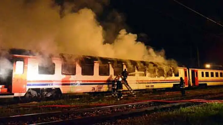 Yolcu vagonu alev alev yandı