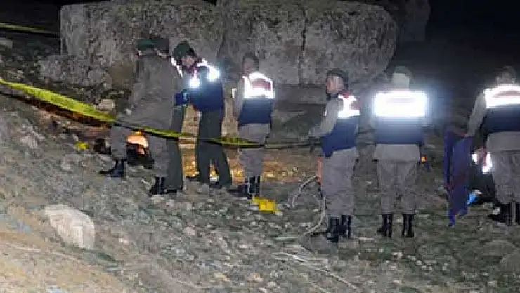 Yol kenarında pompalı tüfekle öldürülmüş 2 erkek cesedi bulundu