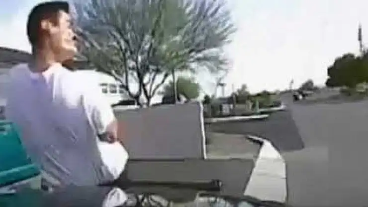 Suçluyu polis otosuyla çarparak yakaladılar