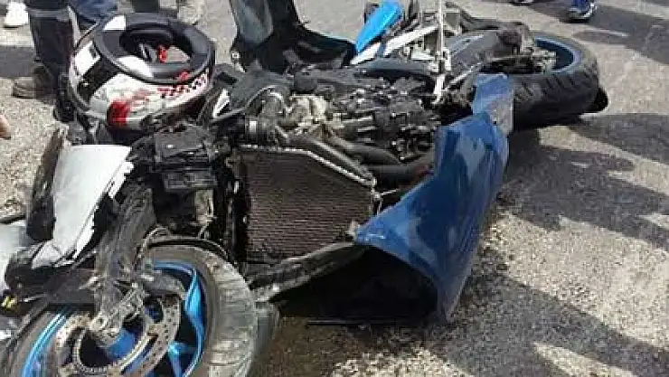 Motosiklet TIR'a böyle çarptı!