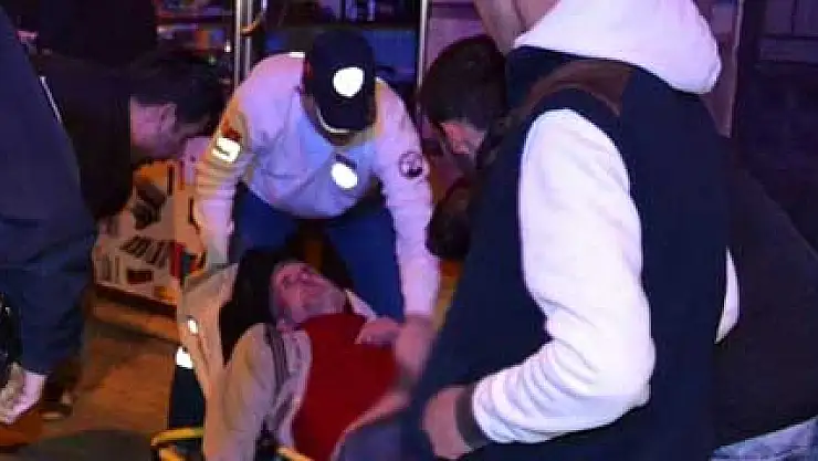 Karnında bıçakla hastaneye kaldırıldı