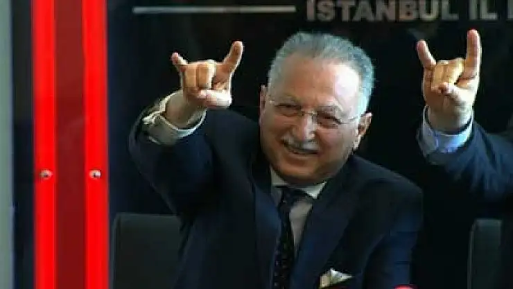 Ekmeleddin İhsanoğlu bozkurt işaretini yapamadı
