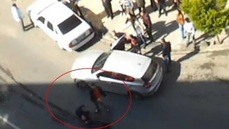 Önce dövdüler, sonra suratına tükürdüler