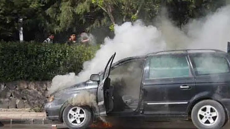 Yanan otomobili öğrenciler söndürdü