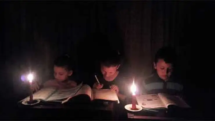 Elektriği olmayan evde üç kardeşin okuma azmi