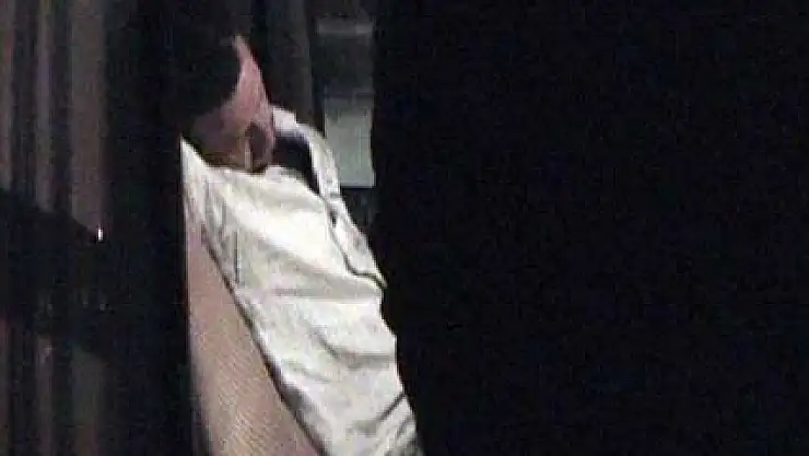 Alkollü sürücü yol ortasında sızdı